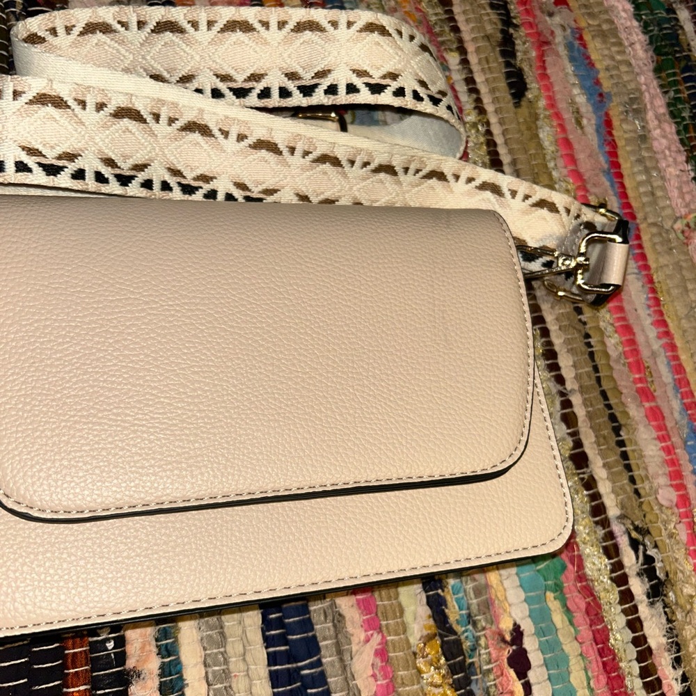 Jen & Co Elegant Cream Crossbody Bag with adjustable strap 🖤🤎 - Picture 2 of 3